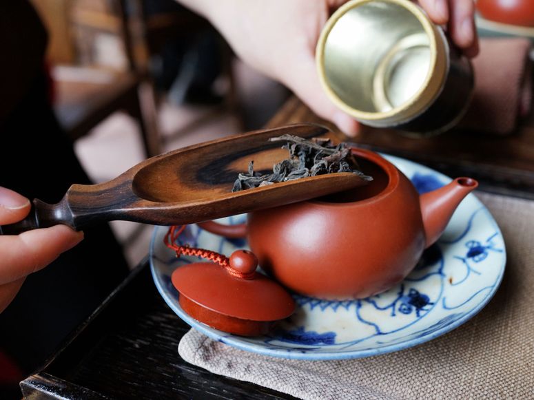 Cette image peut contenir de la Poterie, une Tasse à Café, une Tasse, un Humain, une Personne, des Couverts, et une Cuillère