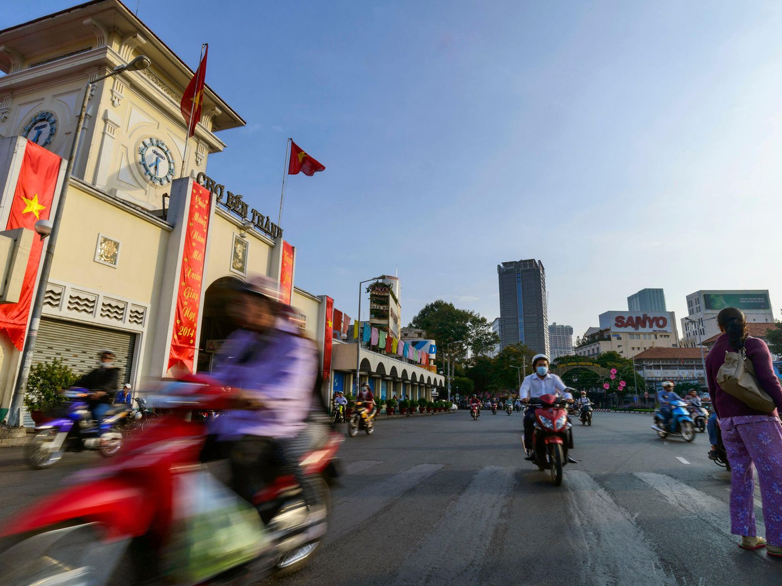Image peut contenir Humain Personne Moteur Scooter Transport Véhicule Moto Vespa Route Roue et Machine