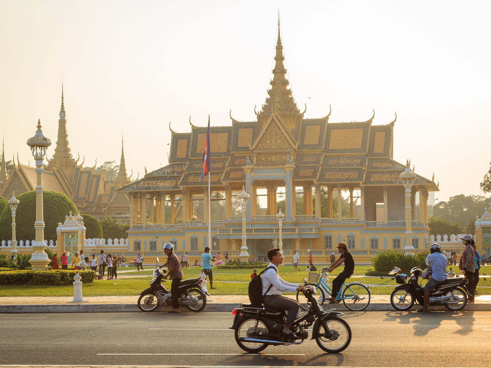 Cette image peut contenir des personnes, des véhicules de transport comme des vélos et des motos