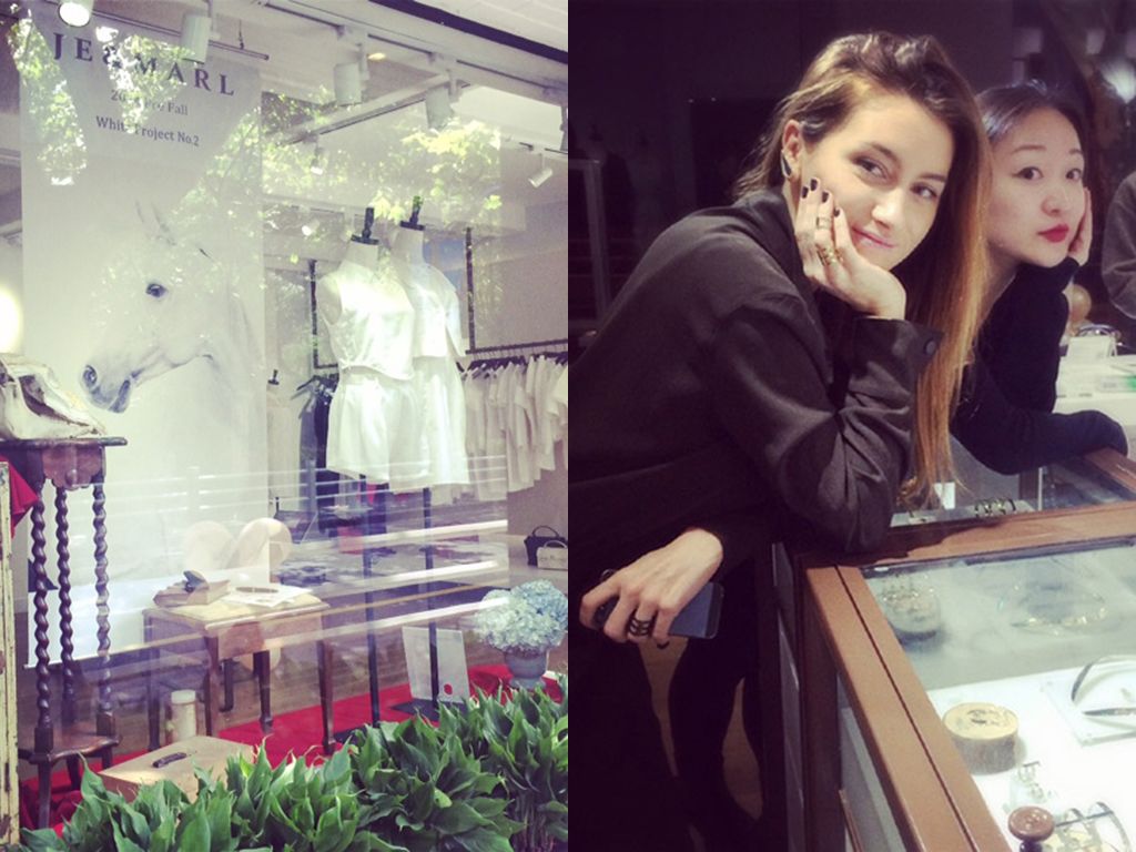 L'image peut contenir une personne humaine, un magasin, des vêtements, des articles de mode et une boutique