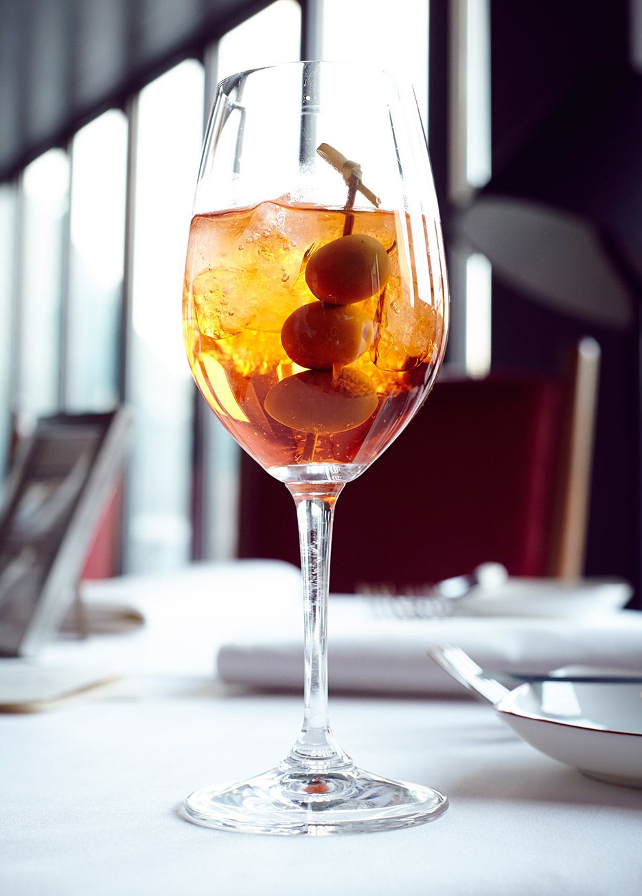 Cette image peut contenir un verre à vin, une boisson alcoolisée, un cocktail et un verre à vin