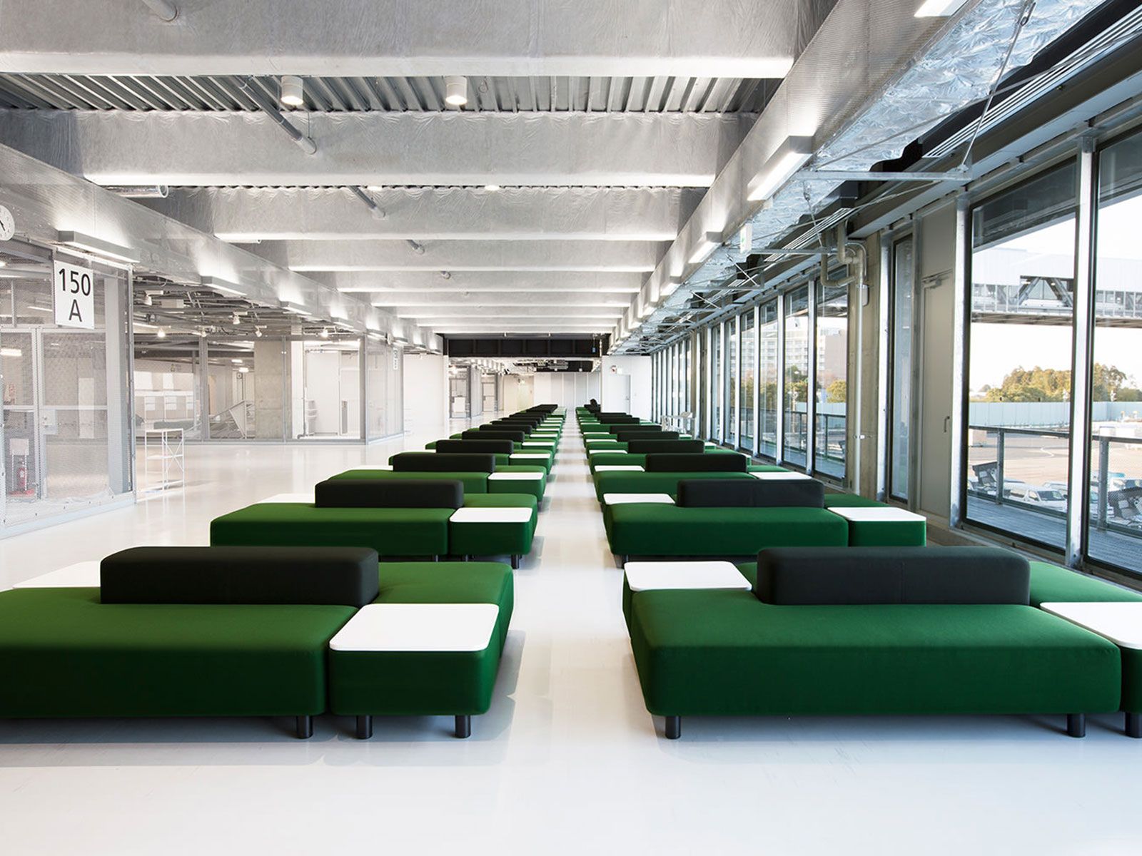 Cette image peut contenir des meubles, des intérieurs, une salle de réunion et une salle de conférence