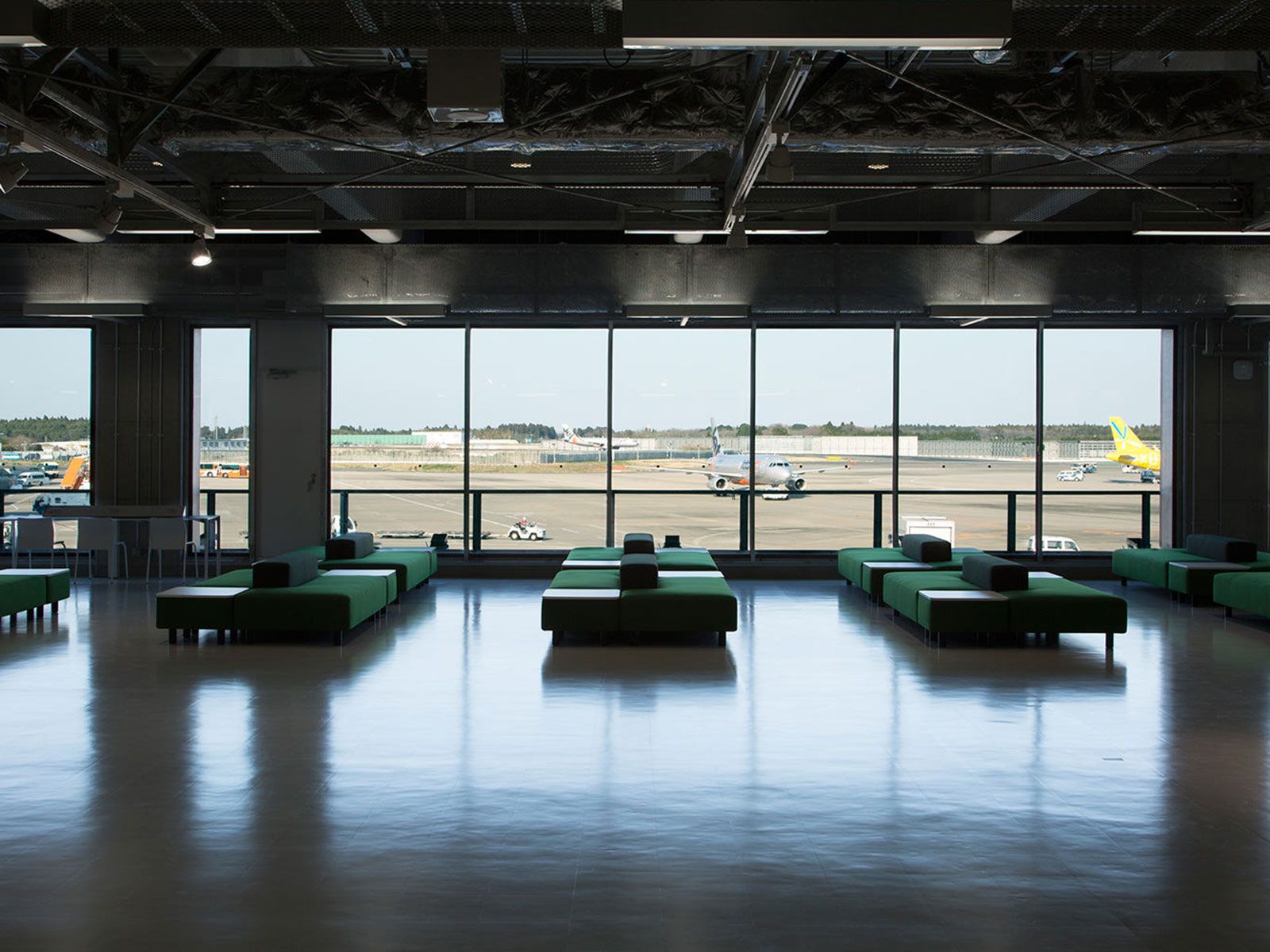 Cette image peut contenir un sol, un terminal d'aéroport et des intérieurs
