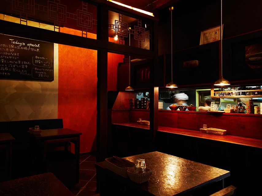 Image peut contenir Restaurant Mobilier Bar Comptoir Étagère Éclairage Humain Personne et Bouteille