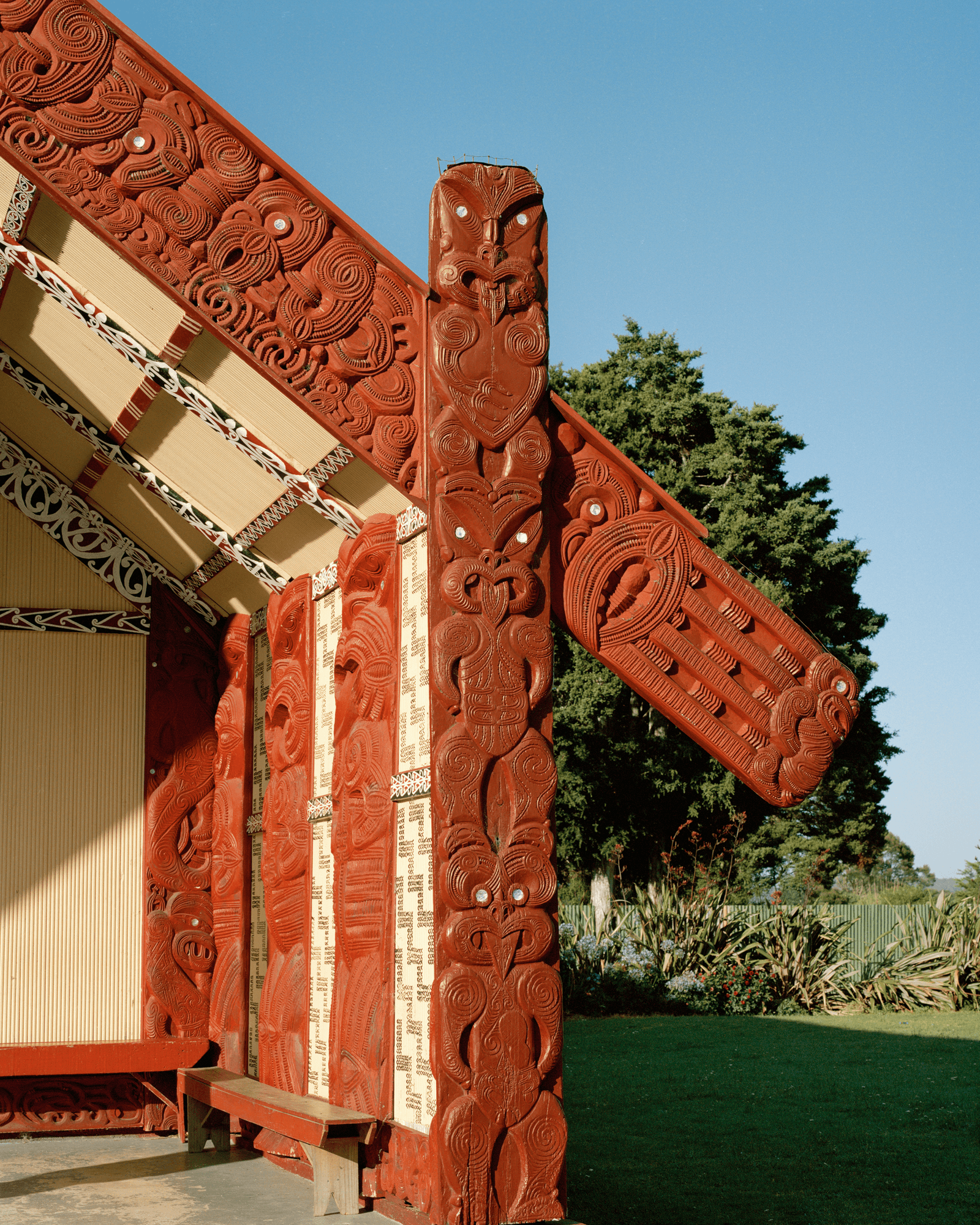 L'image peut contenir la construction de brique, l'architecture, le symbole de croix, à l'extérieur et une véranda