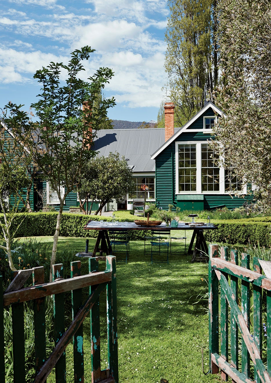 L'image peut contenir une Rampe de balcon Maison Bâtiment Railing Bois Plante Jardin Abri et Extérieur